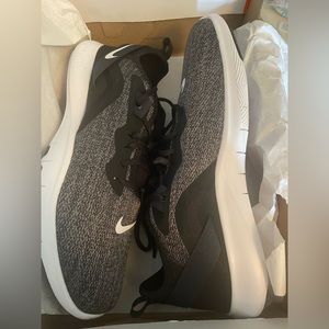 Brand new women’s nike tennis shoes